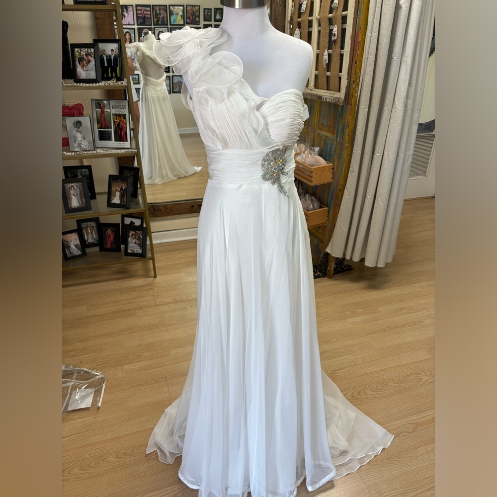 Macduggal White Chiffon One-Shoulder Size 4